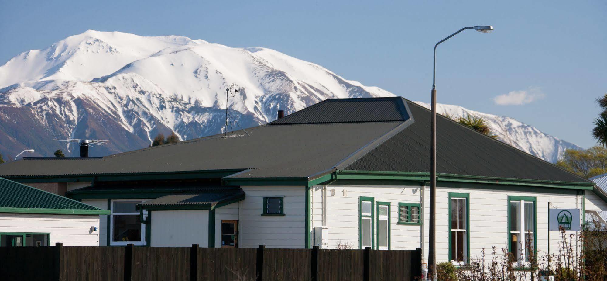 Pinedale Lodge & Apartment Метвен Экстерьер фото